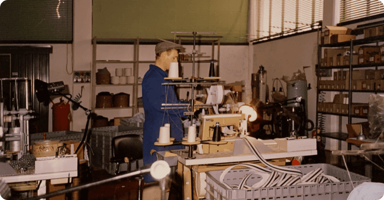 Foto storica del laboratorio Aravec con macchine per cucire