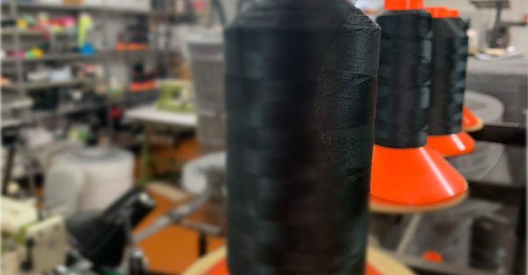 Rotolo di materiale nero in lavorazione nello stabilimento Aravec