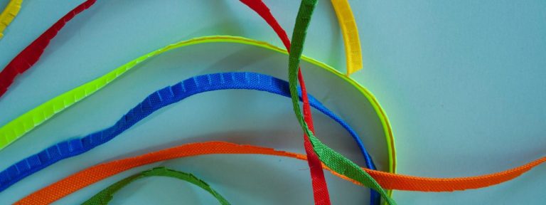 Profili e piping colorati in tessuto