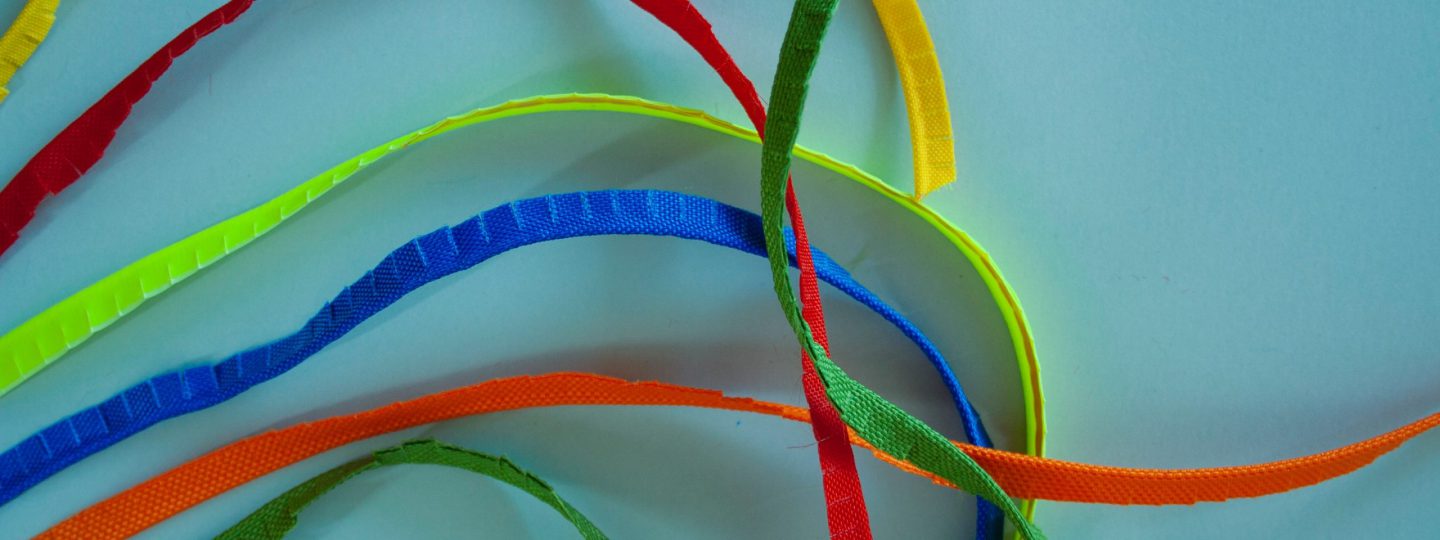 Profili e piping colorati in tessuto