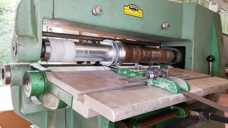 Macchina per la rifilatura di rotoli di tessuto