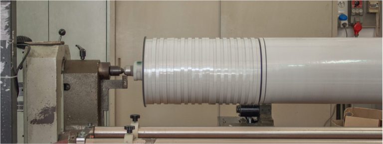 Rotolo di tessuto tecnico sulla macchina per il taglio in fette