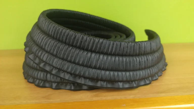 Collarino curvo in tessuto tecnico grigio scuro