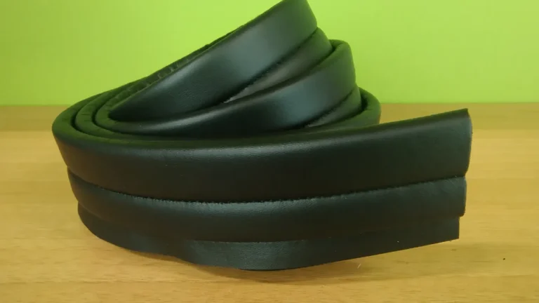 Collarino dritto in materiale verde scuro arrotolato